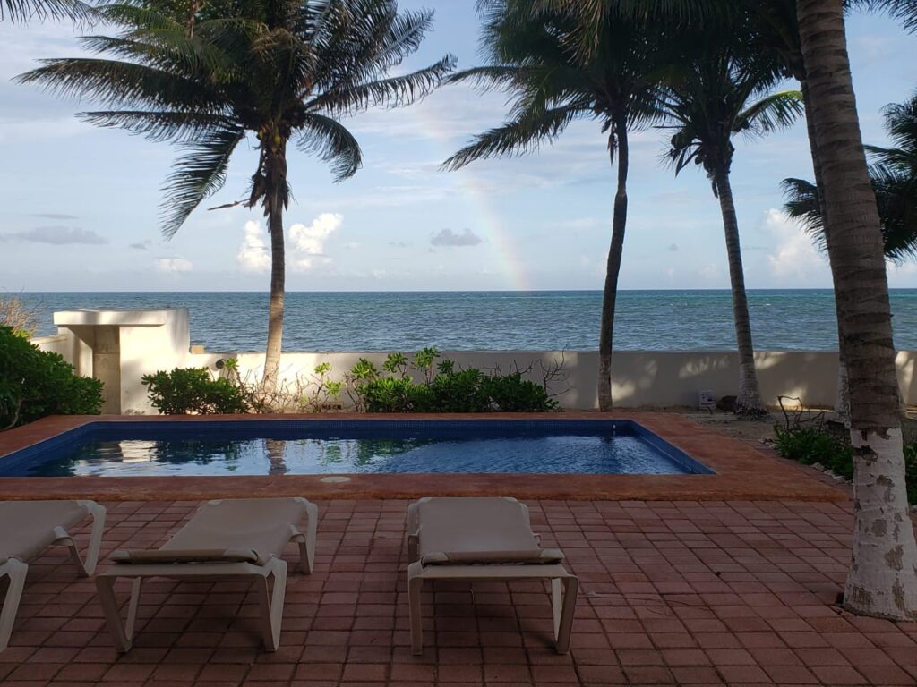 Casa de lujo frente al mar en la riviera maya.