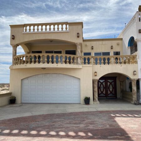 Casa puesta del sol en la hacienda frente al mar.